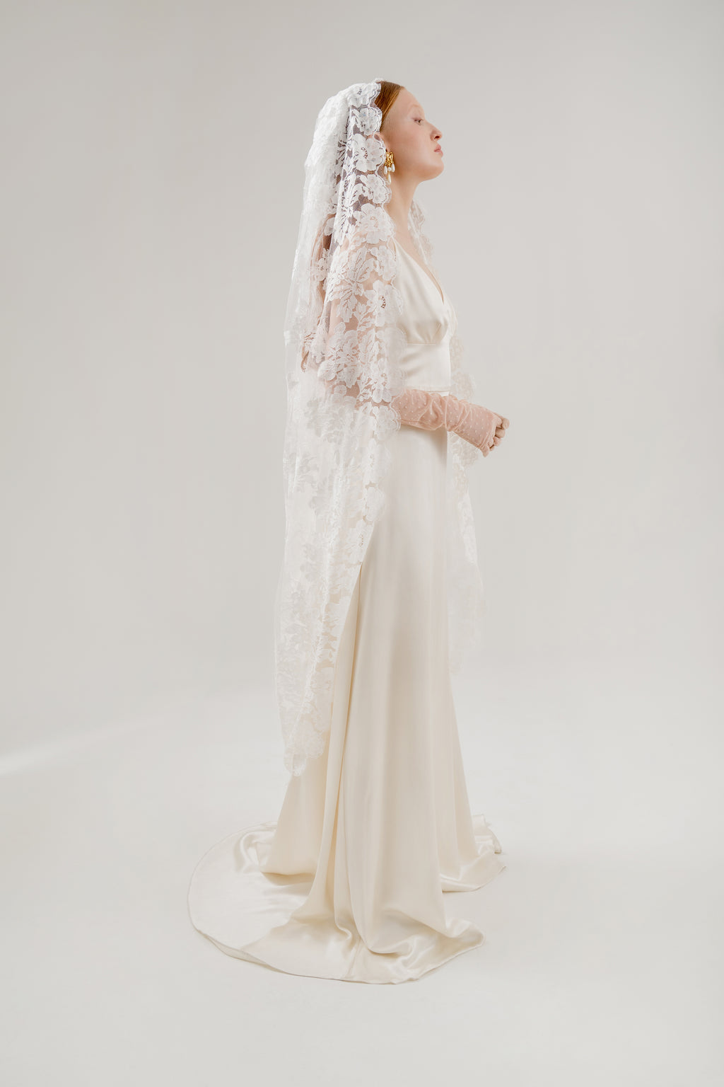 The Isabella- Mantilla Applique Lace Veil – Blanca Veils