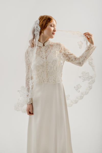 Mckenzie Mantilla Veil – Blanco New York